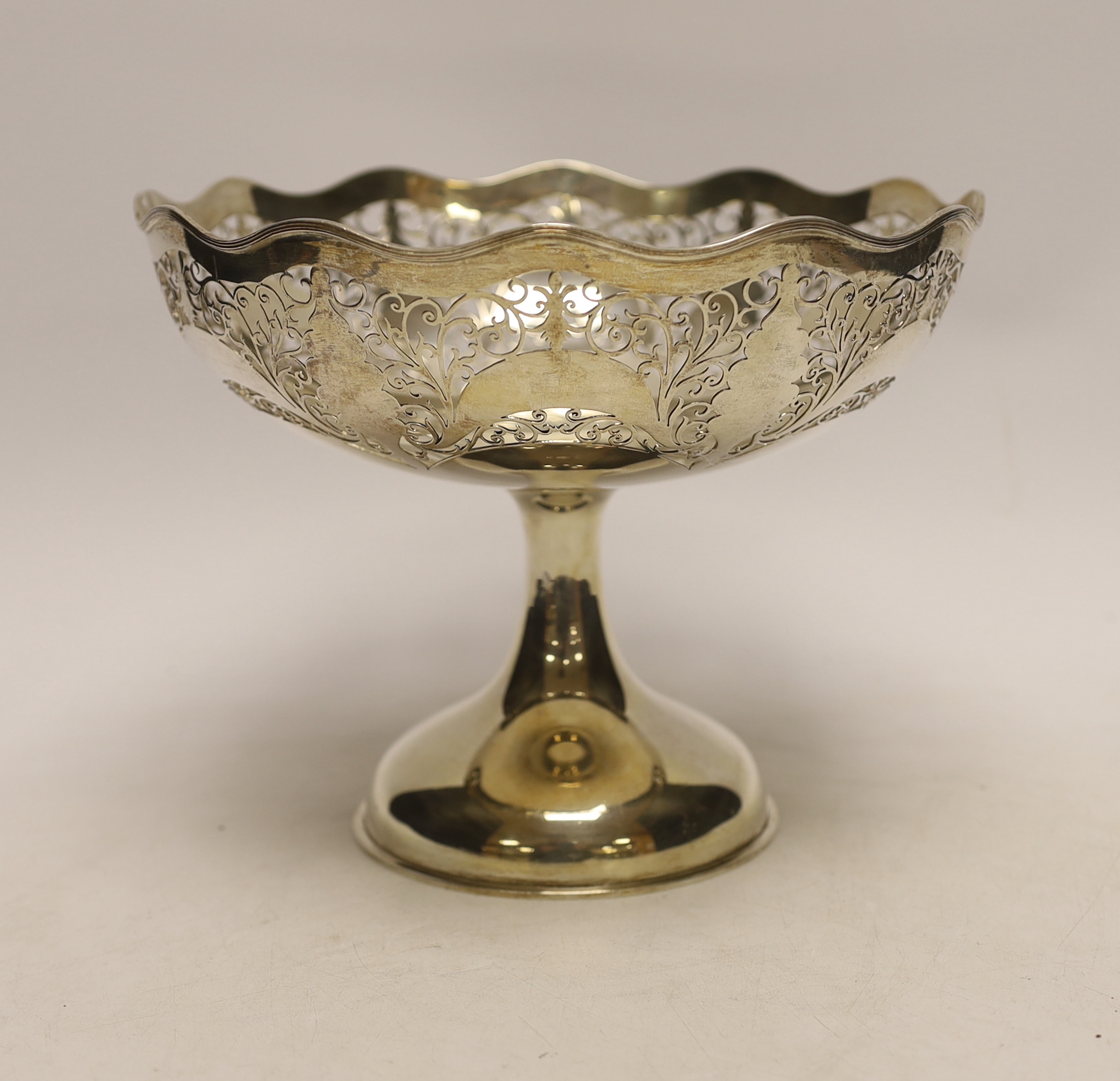 A George V pierced pedestal bowl, Henry Moreton, Birmingham, 1913, diameter 20.2cm, 15.1oz.